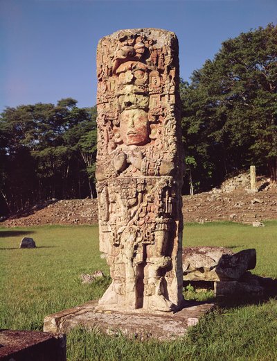 Estela del rey en la Gran Plaza de Mayan